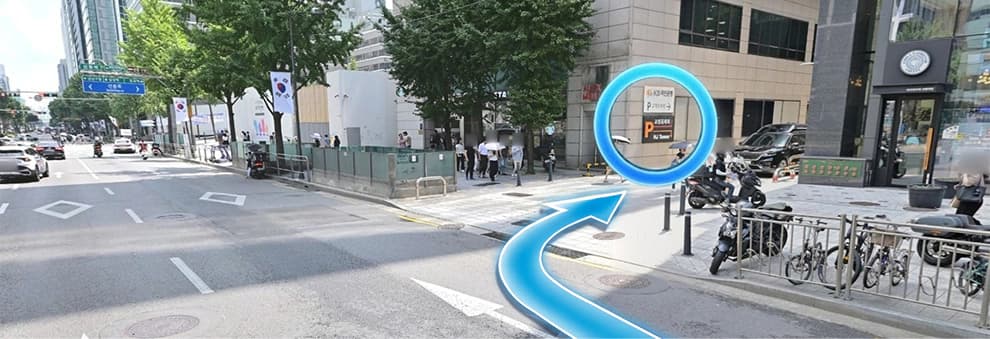 주차안내 표지판을 따라 안쪽으로 주차